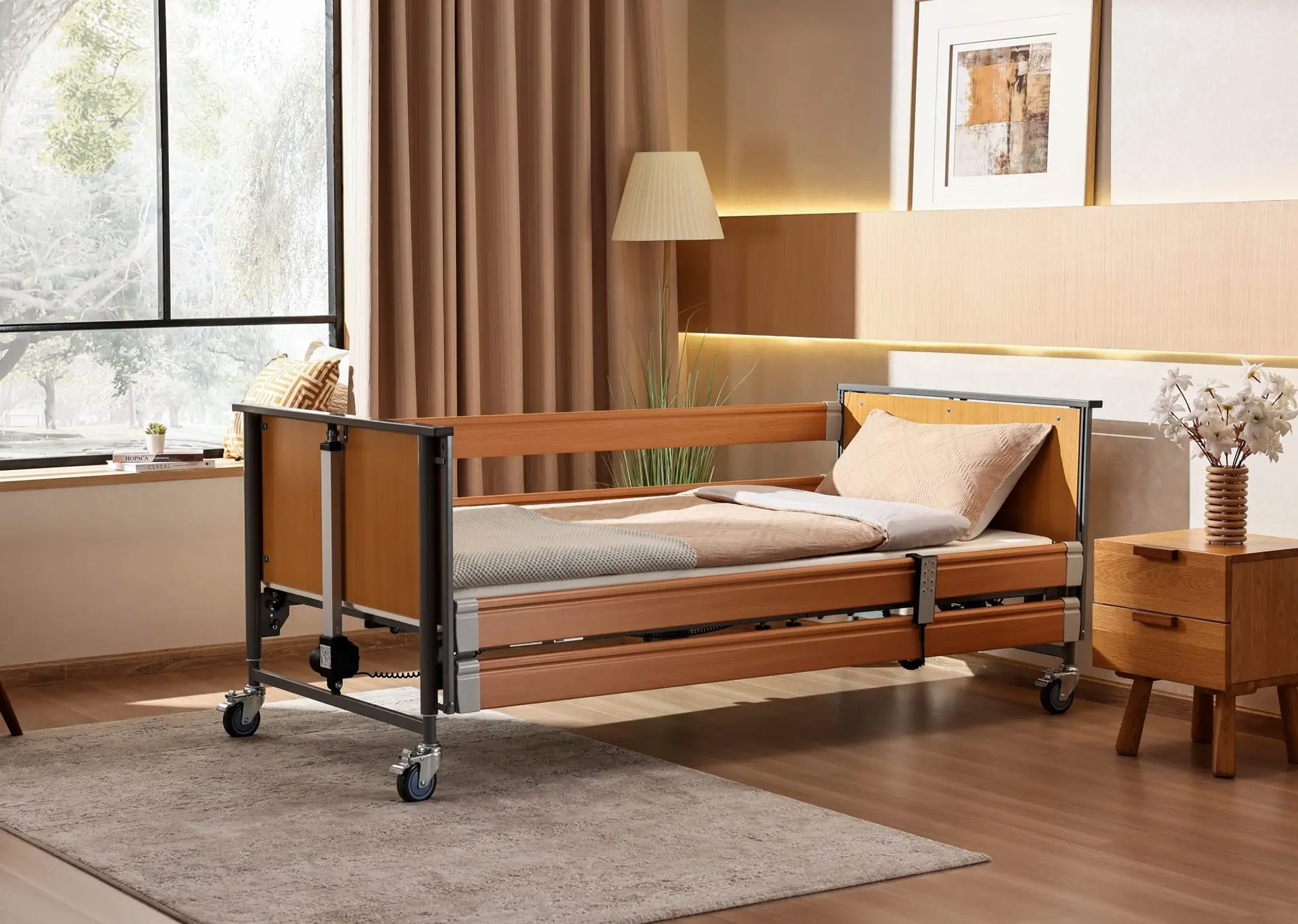 Ecofit S Pflegebett im Standard-Holzdesign mit durchgängigem Holzseitengitter in einem warm eingerichteten Schlafzimmer – sicheres und komfortables Pflegebett.