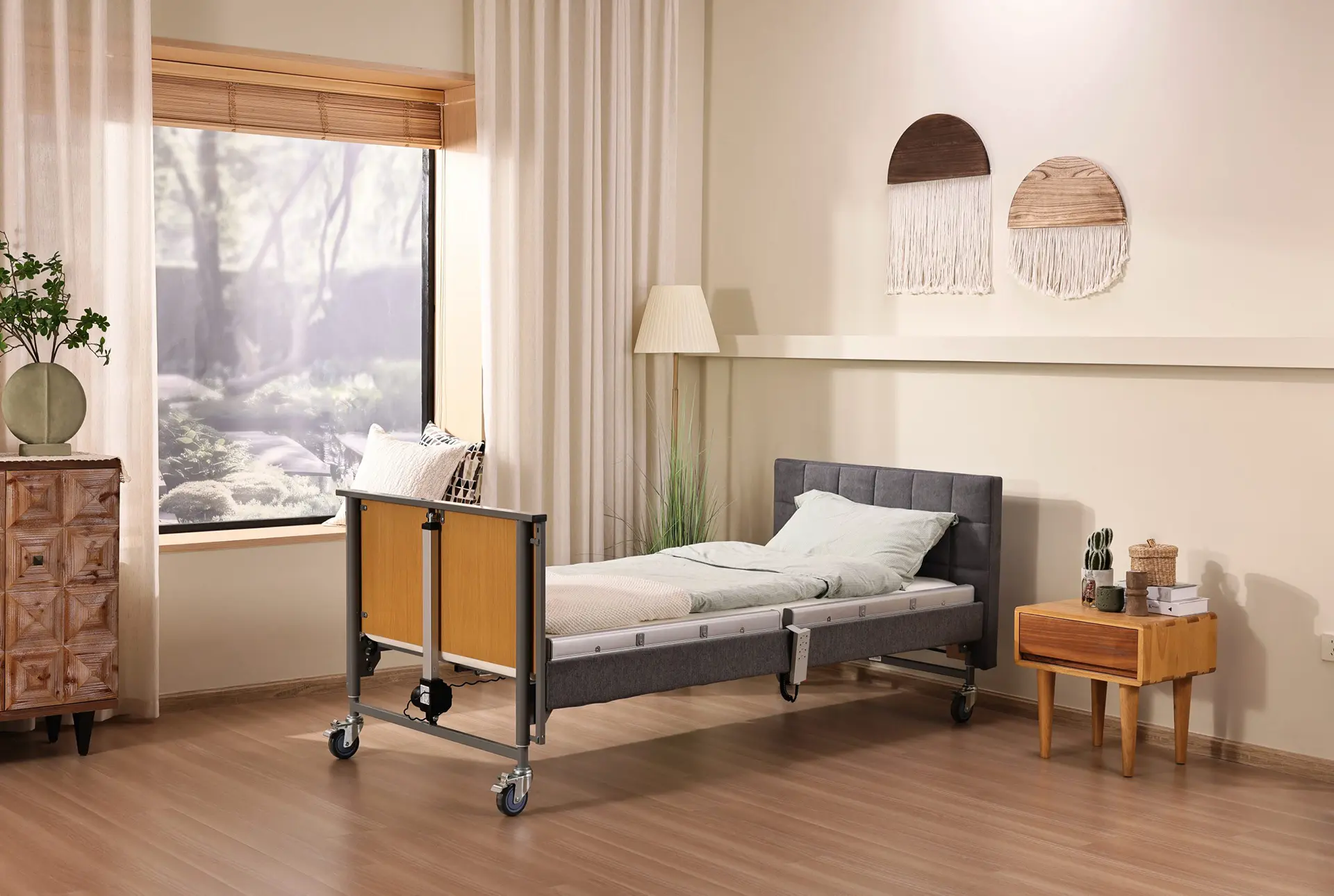 Pflegebett Ecofit S mit Stoffhusse in einem modern eingerichteten, hellen Schlafzimmer – wohnliches Design und funktionale Pflegebettlösung für die häusliche Pflege