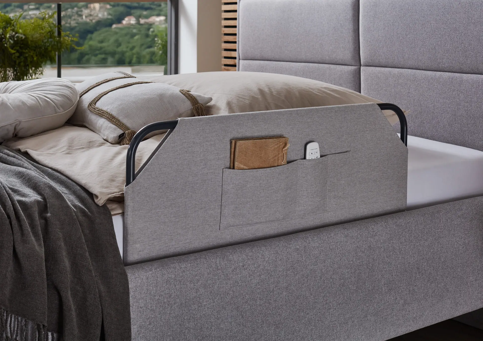 Pflegebett in einem Zimmer - tecfor care Liftup