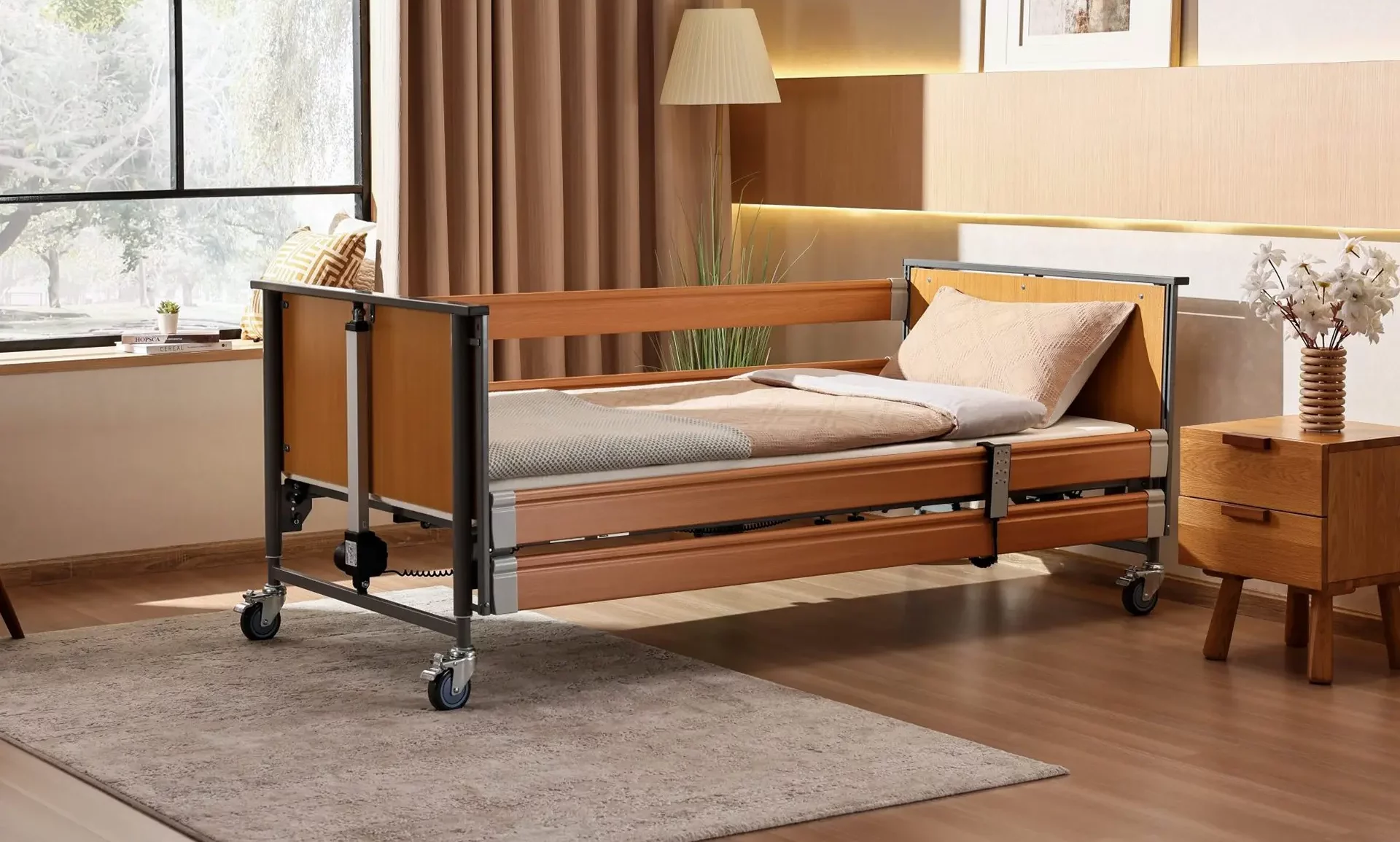 Pflegebett Ecofit S mit Stoffhusse in einem modern eingerichteten, hellen Schlafzimmer – wohnliches Design und funktionale Pflegebettlösung für die häusliche Pflege