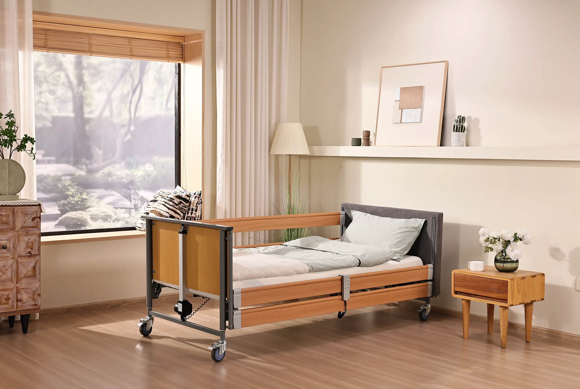 Ecofit S Pflegebett mit Stoffhusse und durchgängigem Holzseitengitter in einem hell eingerichteten Schlafzimmer – modernes, wohnliches Pflegebett für sicheren Komfort