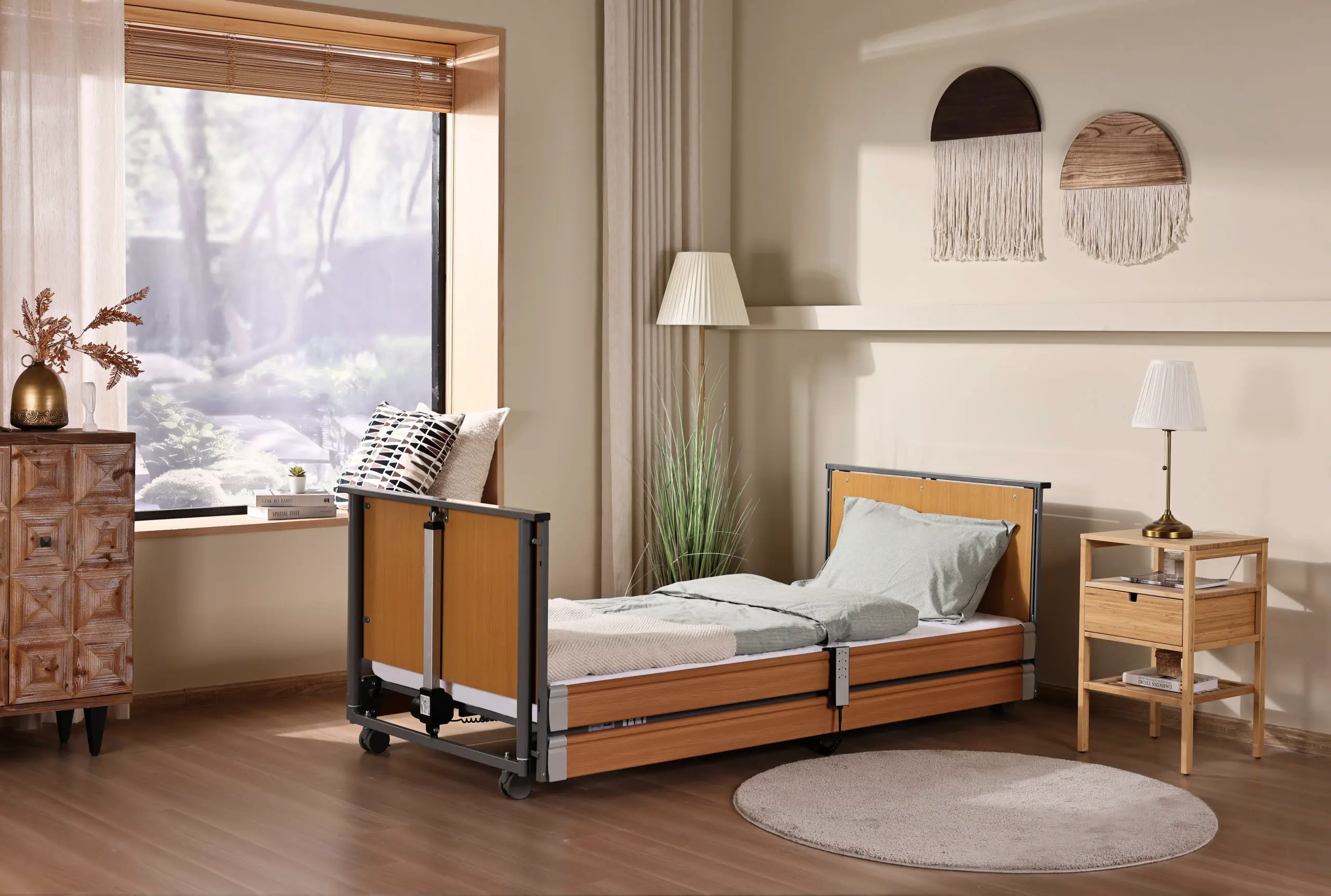 Pflegebett in einem Zimmer - tecfor care Liftup