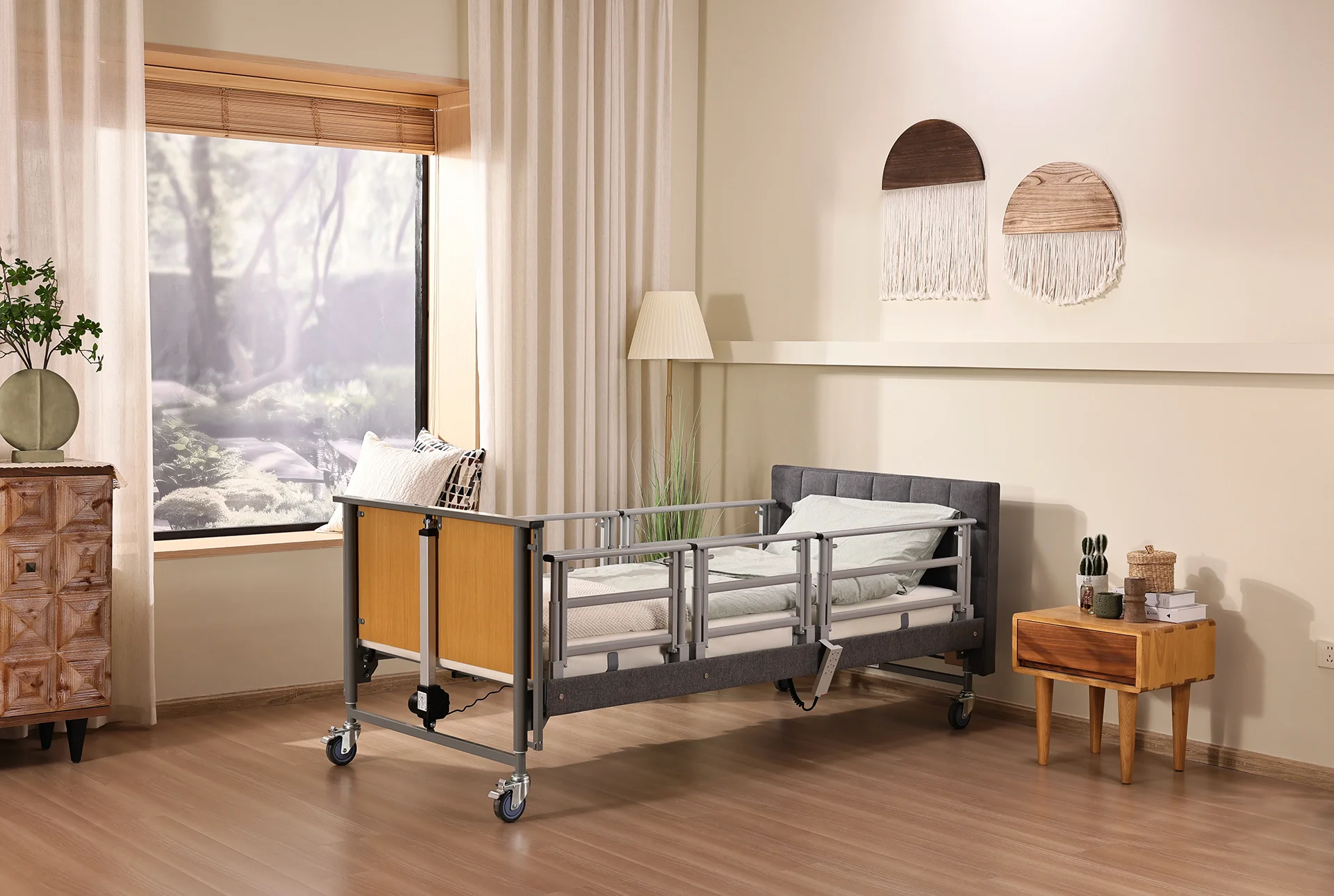 Ecofit S Pflegebett mit Stoffhusse und dreigeteiltem Stahl-Seitengittern in einem hell und warm eingerichteten Schlafzimmer – sichere, moderne Pflegebettlösung.